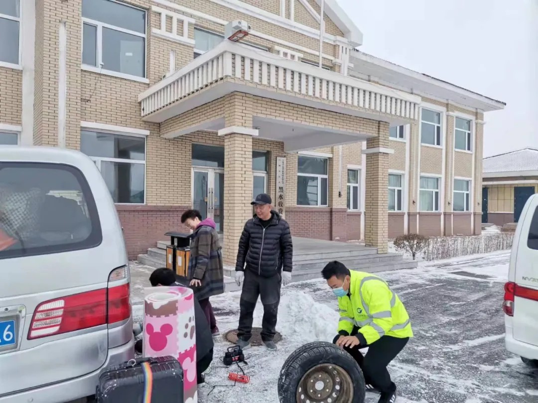 坚守风雪 暖心助司乘2.jpg