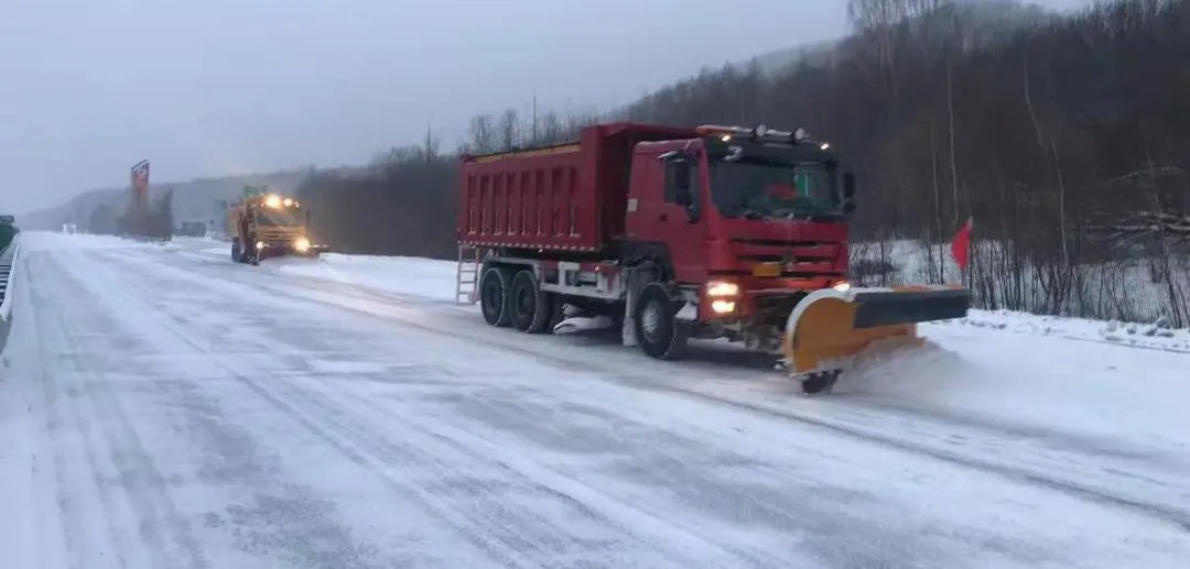 迎战强降雪 快速保畅通1.jpg