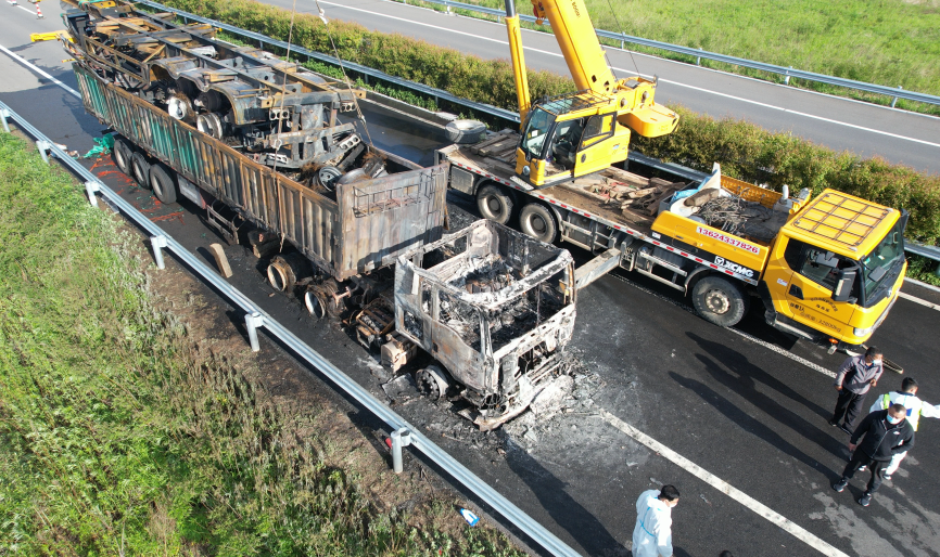 长白山分公司：多方联动 紧急救援凌晨自燃货车1.png